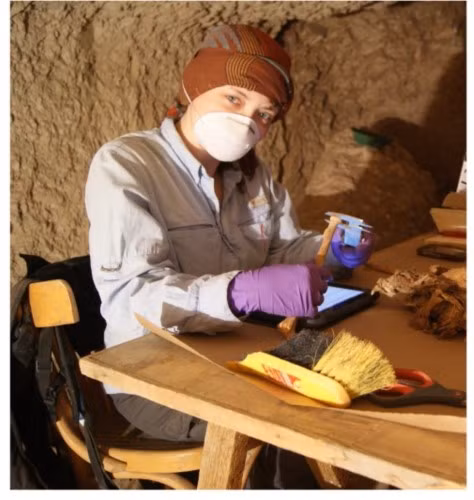 Nhà khoa học Anne Austin đang nghiên cứu các xác ướp Ai Cập cổ.