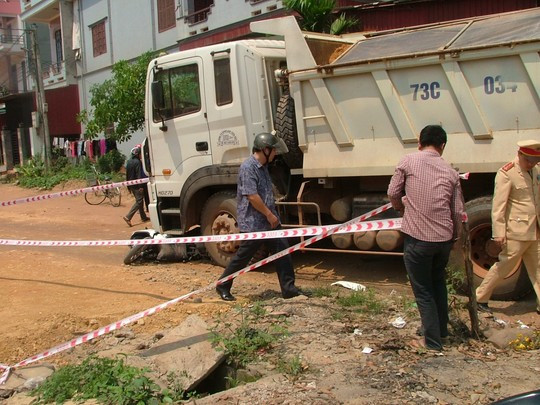Cán chết người, tài xế trốn khỏi hiện trường ảnh 2 Sau khi gây tai nạn, tài xế để xe ở lại hiện trường rồi bỏ trốn