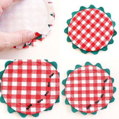 Khâu đường viền xung quanh hình tròn theo đường chỉ khâu dây đăng-ten, chừa khe hở nhỏ để lộn mặt phải ra ngoài. Dùng mũi kéo bấm chữ V viền xung quanh mép vải bên ngoài đường khâu để lộn mặt phải cho đẹp. Bạn lộn mặt phải ra ngoài, khâu hai đường chỉ chần viền hình tròn, đường chỉ thứ nhất cách viền mép vải 0,3cm, đường chỉ thứ hai cách viền mép vải 1cm. Sau đó, dùng đầu cọ chấm 3 hình tròn đen nhỏ sát nhau, vẽ thêm vải dấu – nhỏ tạo hình chú kiến. Tương tự, bạn vẽ khoảng 5 chú kiến lên trên mặt tấm vải carô đỏ tạo hình đàn kiến đang di chuyển là xong. Tấm đế lót ly hoàn thành. Khâu đường viền xung quanh hình tròn theo đường chỉ khâu dây đăng-ten, chừa khe hở nhỏ để lộn mặt phải ra ngoài. Dùng mũi kéo bấm chữ V viền xung quanh mép vải bên ngoài đường khâu để lộn mặt phải cho đẹp. Bạn lộn mặt phải ra ngoài, khâu hai đường chỉ chần viền hình tròn, đường chỉ thứ nhất cách viền mép vải 0,3cm, đường chỉ thứ hai cách viền mép vải 1cm. Sau đó, dùng đầu cọ chấm 3 hình tròn đen nhỏ sát nhau, vẽ thêm vải dấu – nhỏ tạo hình chú kiến. Tương tự, bạn vẽ khoảng 5 chú kiến lên trên mặt tấm vải carô đỏ tạo hình đàn kiến đang di chuyển là xong. Tấm đế lót ly hoàn thành.