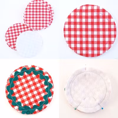 Cắt vải cotton carô đỏ thành 2 tấm hình tròn có đường kính 12cm. Cắt vải nỉ trắng thành 1 tấm hình tròn có đường kính 12cm. Đặt chồng 1 tấm hình tròn carô đỏ lên trên tấm hình tròn màu trắng, vẽ vòng tròn có đường kính 10cm lên mặt tấm vải carô đỏ. Khâu dây đăng-ten theo vòng tròn đã vẽ trên tấm vải carô đỏ và vải nỉ trắng. Úp mặt phải của tấm vải vừa khâu dây đăng-ten lên trên mặt phải của tấm vải carô đỏ còn lại, ghim ổn định.