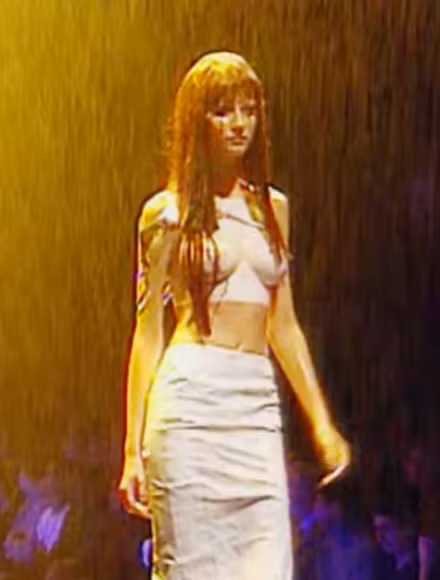 12 khoảnh khắc quyến rũ của siêu mẫu đắt giá nhất hành tinh