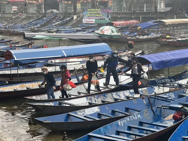 Du khách về với chùa Hương những ngày qua.