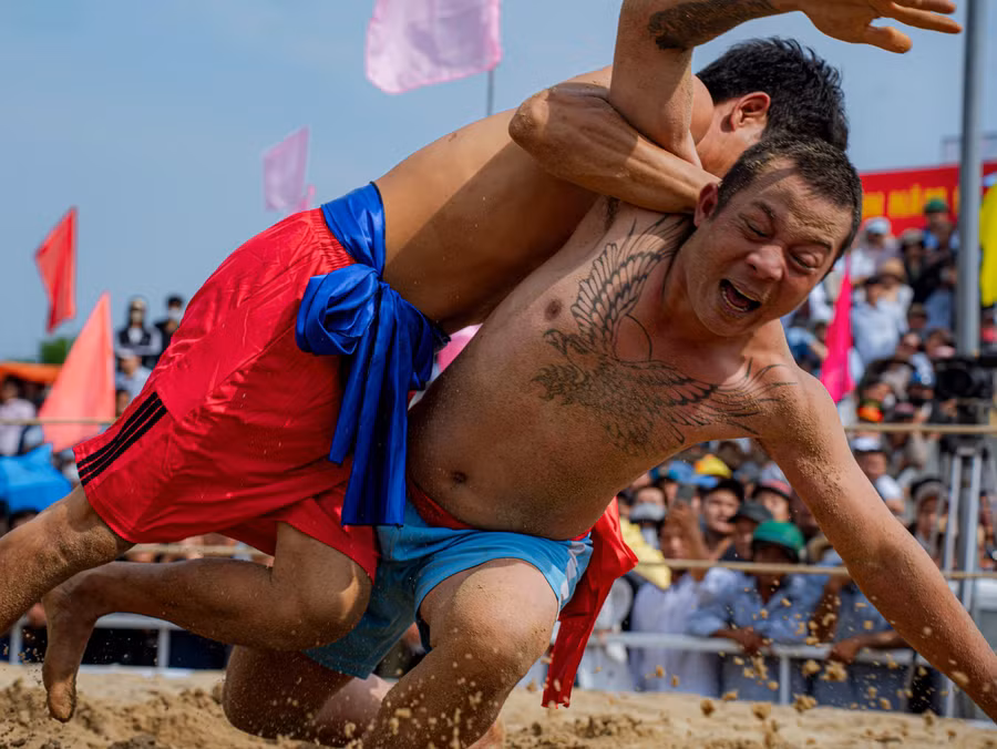 Hội vật trở thành một nét văn hóa truyền thống của xã Phú Mậu. (Ảnh: H. Lê).