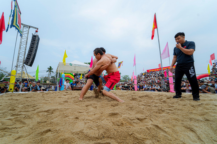 Màn thi đấu gay cấn của hai đô vật nam. Màn thi đấu gay cấn của hai đô vật nam.