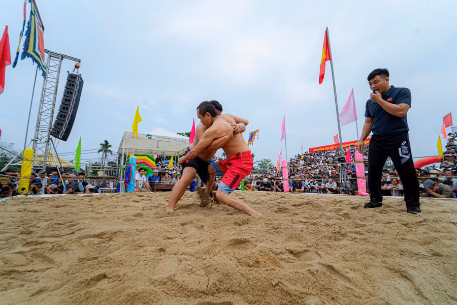 Màn thi đấu gay cấn của hai đô vật nam.