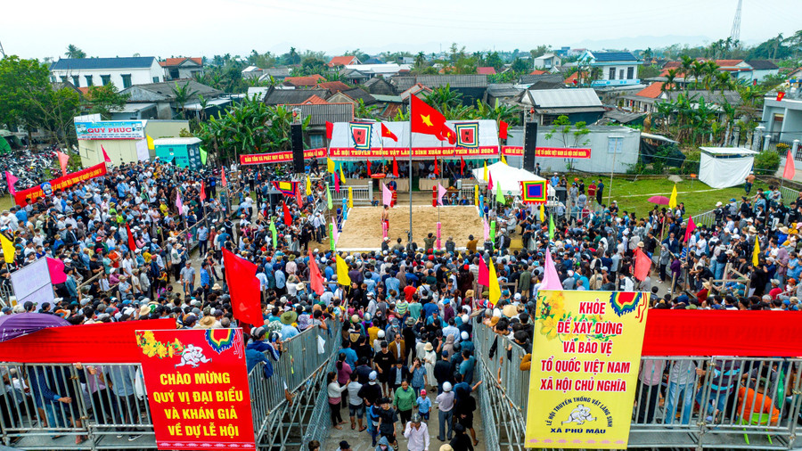 Lễ hội thu hút đông đảo người dân địa phương và du khách tham gia. Lễ hội thu hút đông đảo người dân địa phương và du khách tham gia.