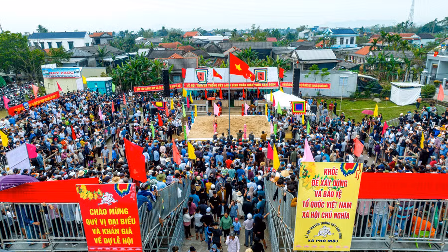 Lễ hội thu hút đông đảo người dân địa phương và du khách tham gia.