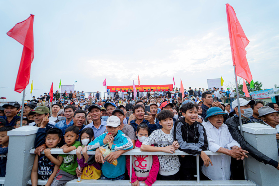 Đông đảo người dân hào hứng theo dõi các trận đấu vật. Đông đảo người dân hào hứng theo dõi các trận đấu vật.