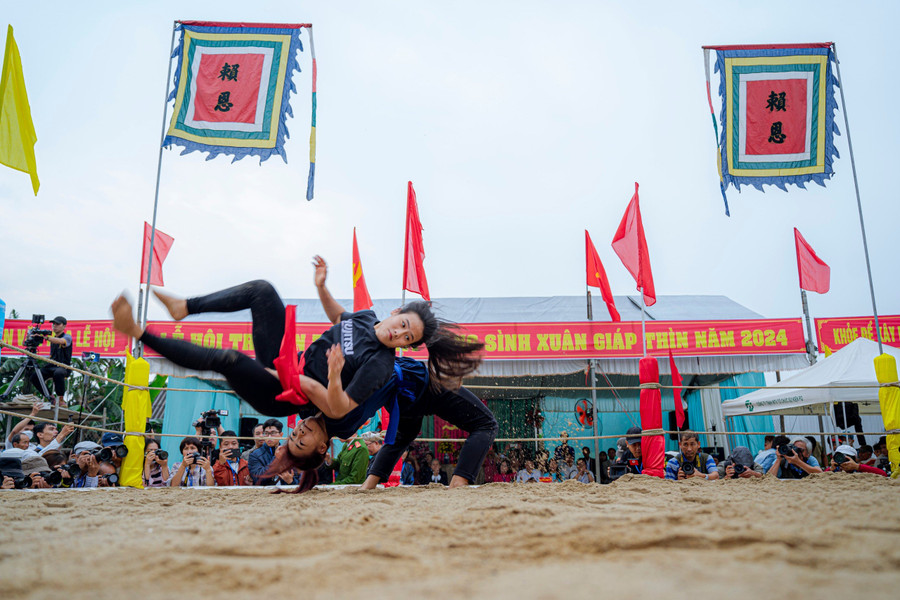 Cặp đô vật nữ tham gia tranh tài tại lễ hội. Cặp đô vật nữ tham gia tranh tài tại lễ hội.