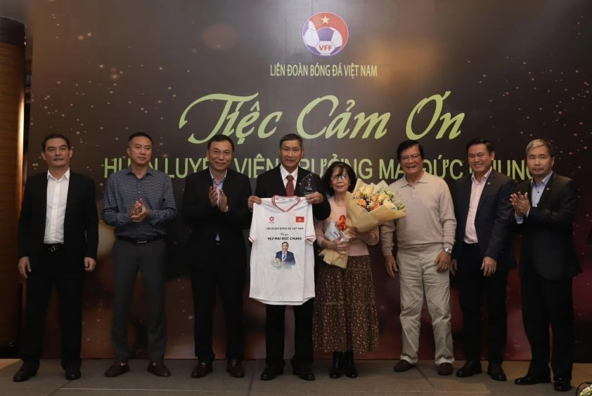 VFF tổ chức lễ Tri ân HLV Mai Đức Chung tối 4/2. Ảnh: VFF. VFF tổ chức lễ Tri ân HLV Mai Đức Chung tối 4/2. Ảnh: VFF.