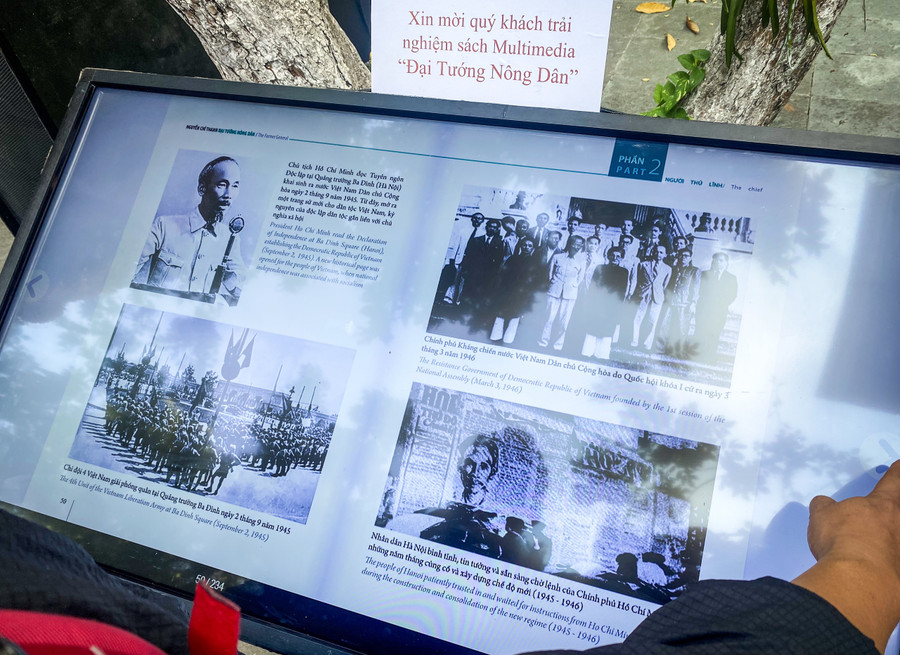Trải nghiệm sách Multimedia &apos;Đại tướng Nông dân&apos; tại Bảo tàng Đại tướng Nguyễn Chí Thanh. Ảnh: BT.