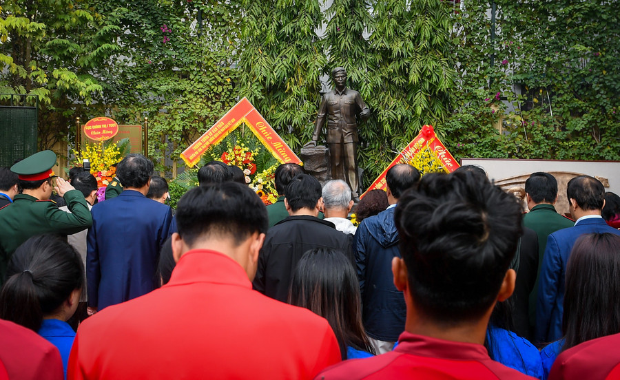 Dâng hương kỷ niệm 110 năm ngày sinh Đại tướng Nguyễn Chí Thanh tại Bảo tàng Đại tướng Nguyễn Chí Thanh. Ảnh: BT.