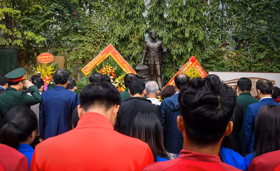 Dâng hương kỷ niệm 110 năm ngày sinh Đại tướng Nguyễn Chí Thanh tại Bảo tàng Đại tướng Nguyễn Chí Thanh. Ảnh: BT.