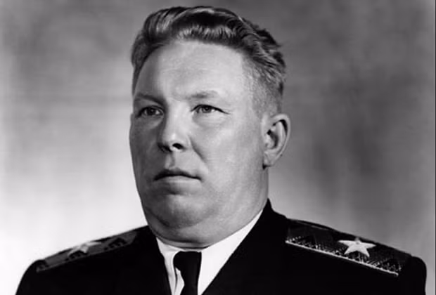 Bộ trưởng Hạm đội Đường sông Liên Xô Zosima Shaskov, chính trị gia đầu tiên bị Venya lừa đảo.