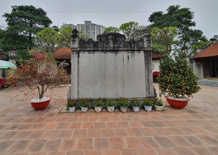 Bia &apos;Bắc Ninh tỉnh trùng tu Văn Miếu bi ký&apos; tại chính sân Văn miếu Bắc Ninh.