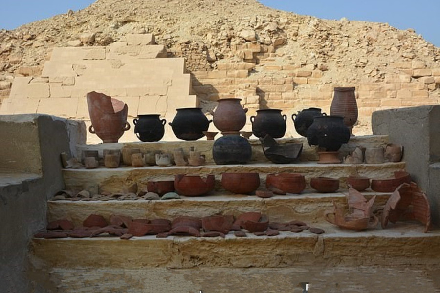 Các đồ vật chứa những chất sử dụng trong quy trình ướp xác.