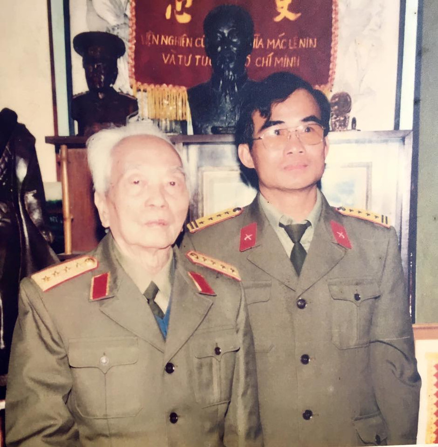 Đại tá, nhà văn Lê Hải Triều cùng Đại tướng Võ Nguyên Giáp. Ảnh: NVCC Đại tá, nhà văn Lê Hải Triều cùng Đại tướng Võ Nguyên Giáp. Ảnh: NVCC
