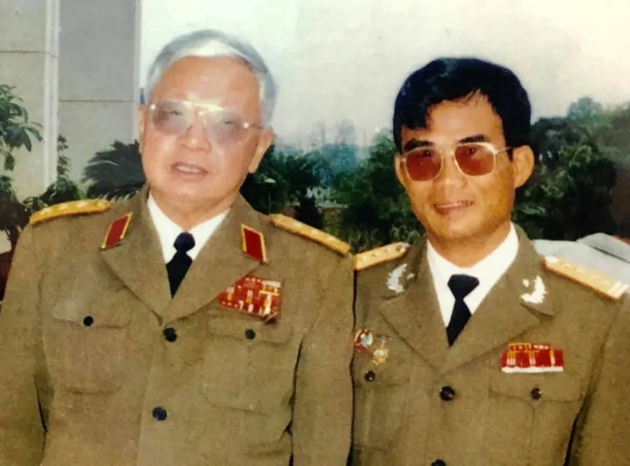 Đại tá, nhà văn Lê Hải Triều cùng Thượng tướng Đặng Vũ Hiệp. Ảnh: NVCC