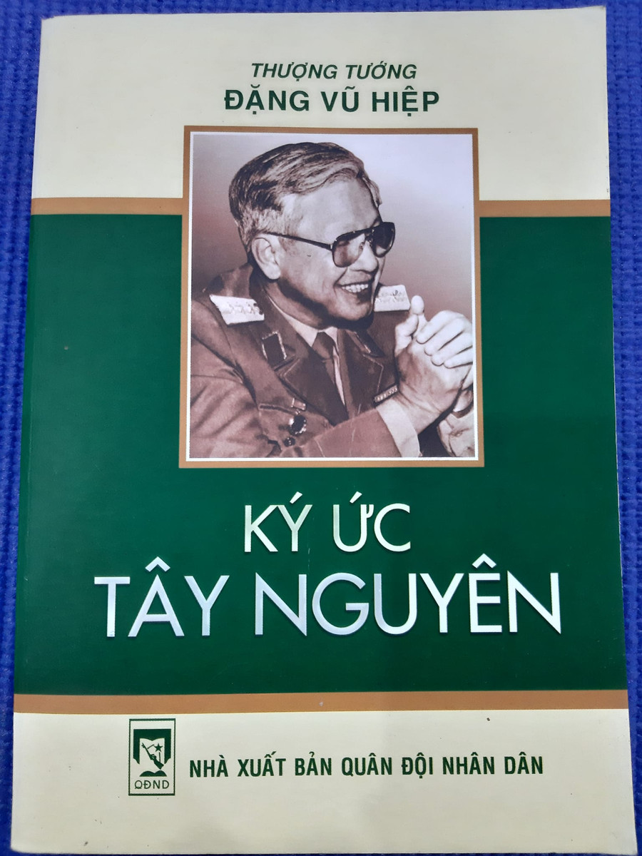 Bìa cuốn sách 'Ký ức Tây Nguyên' viết về Thượng tướng Đặng Vũ Hiệp do Lê Hải Triều chấp bút. Ảnh: NVCC Bìa cuốn sách 'Ký ức Tây Nguyên' viết về Thượng tướng Đặng Vũ Hiệp do Lê Hải Triều chấp bút. Ảnh: NVCC