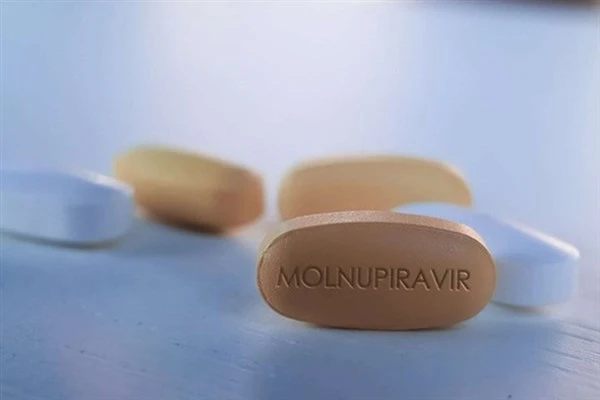 Molnupiravir có tác dụng giảm gần một nửa nguy cơ nhập viện ở bệnh nhân Covid-19.