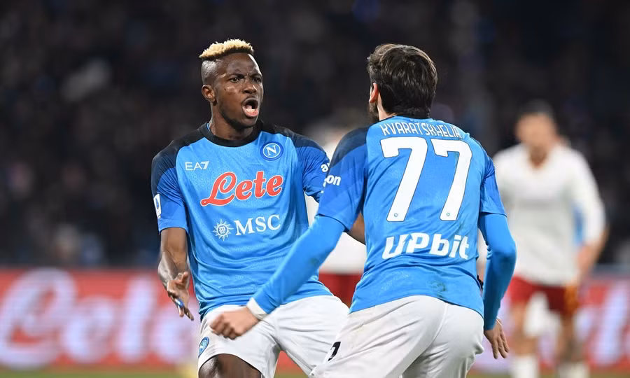 Victor Osimhen (bên trái) và Kvaratskhelia.