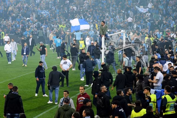 Cổ động viên Napoli tràn xuống sân ăn mừng chức vô địch Serie A. Ảnh minh họa: ITN.