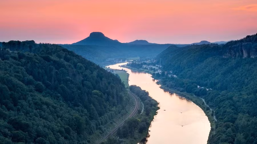 Thị trấn Schmilka hướng mặt ra sông, tựa lưng vào núi. Ảnh: David Perry