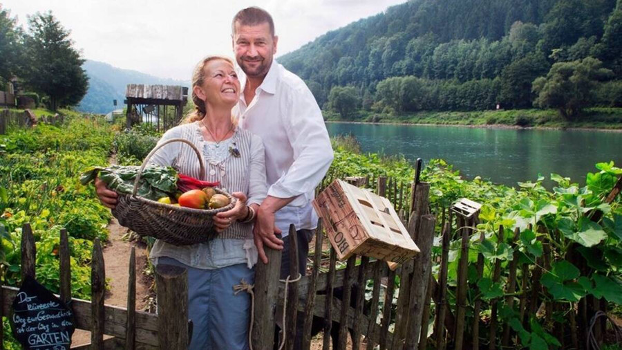 Ông bà chủ của thị trấn không thời gian Schmilka tự hào cung cấp thực phẩm hữu cơ lành mạnh. Ảnh: Saechsische.de Ông bà chủ của thị trấn không thời gian Schmilka tự hào cung cấp thực phẩm hữu cơ lành mạnh. Ảnh: Saechsische.de