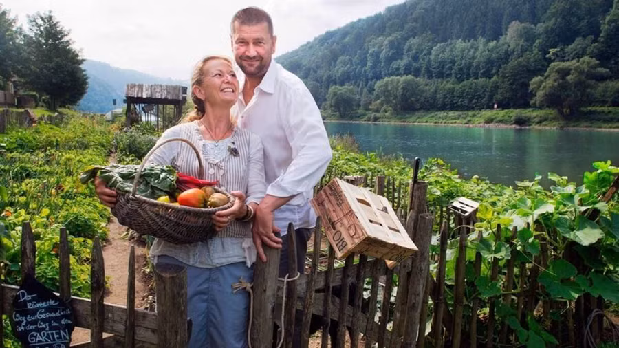 Ông bà chủ của thị trấn không thời gian Schmilka tự hào cung cấp thực phẩm hữu cơ lành mạnh. Ảnh: Saechsische.de