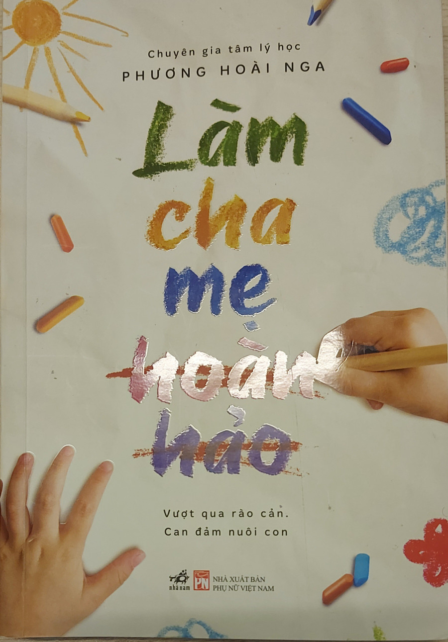 Cuốn sách “Làm cha mẹ (không) hoàn hảo” giúp người lớn gỡ những... rối bời khi làm cha mẹ. Ảnh: Hoàng Anh. Cuốn sách “Làm cha mẹ (không) hoàn hảo” giúp người lớn gỡ những... rối bời khi làm cha mẹ. Ảnh: Hoàng Anh.