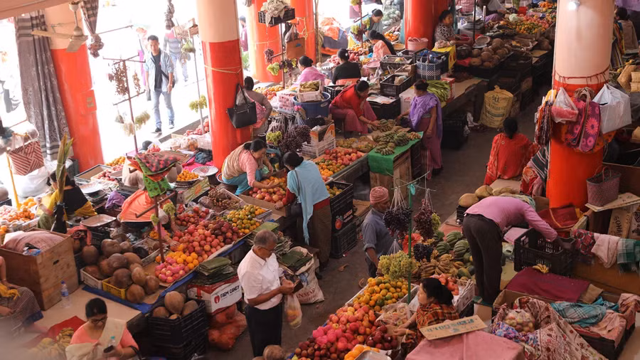 Nam giới có thể được vào chợ Ima Keithel, nhưng không phải để bán hàng. Ảnh: Peter Yeung