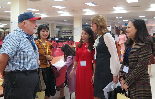 Các đại biểu trao đổi bên lề hội thảo Các đại biểu trao đổi bên lề hội thảo