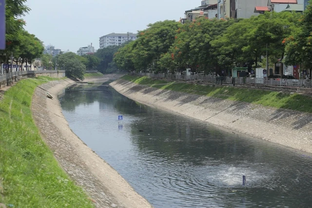 Sông Tô Lịch trong một màu đen quen thuộc