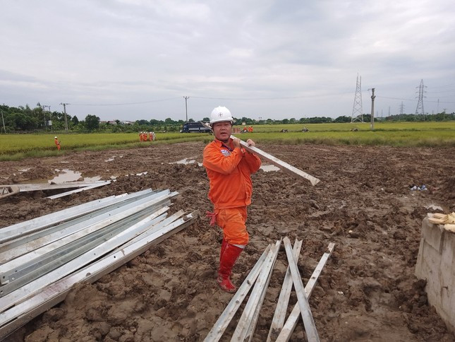Thợ điện Thủ đô Nguyễn Trường Thịnh tại công trường thi công vị trí cột số 303, tỉnh Hưng Yên Thợ điện Thủ đô Nguyễn Trường Thịnh tại công trường thi công vị trí cột số 303, tỉnh Hưng Yên