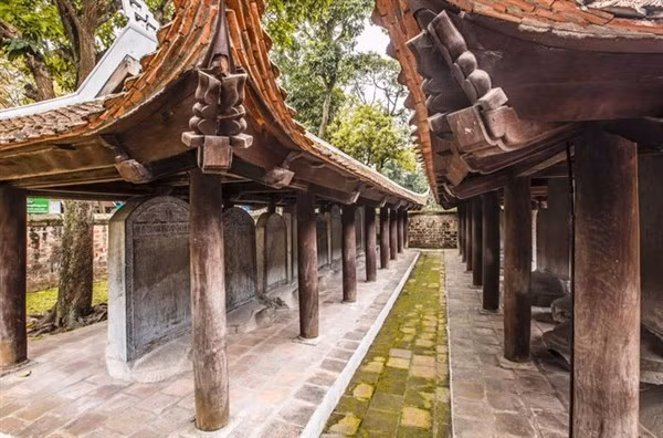 Bia Tiến sĩ khoa thi năm Quý Sửu niên hiệu Tự Đức thứ 6 (1853) ghi 2 Thám hoa là Nguyễn Văn Giao và Nguyễn Đức Đạt.