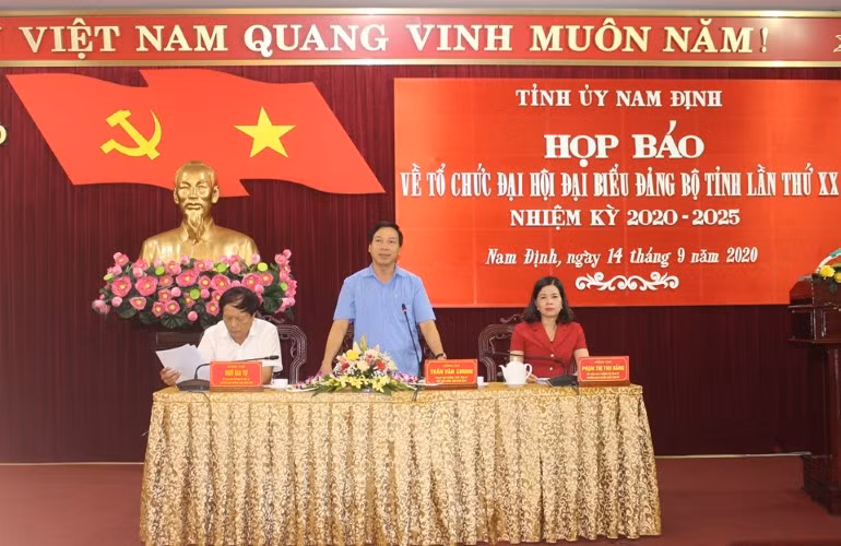 Bà Phạm Thị Thu Hằng (bên phải), Ủy viên Ban Thường vụ, Trưởng ban Tuyên giáo Tỉnh ủy cung cấp thông tin về Đại hội.