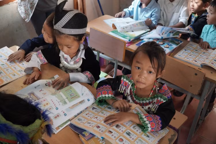 Học sinh lớp 1 (Trường Tiểu học Nậm Cắn 1) háo hức với sách giáo khoa mới.