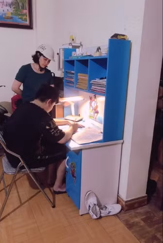 Cô giáo Nguyễn Thu Thủy - Hiệu trưởng Trường THCS Cổ Am - Vĩnh Tiến kiểm tra việc học bài của học sinh.