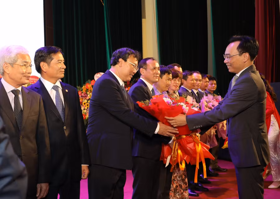 Thứ trưởng Bộ GD&ĐT Hoàng Minh Sơn chúc mừng các thành viên Hội đồng trường Trường ĐH Thủy Lợi.