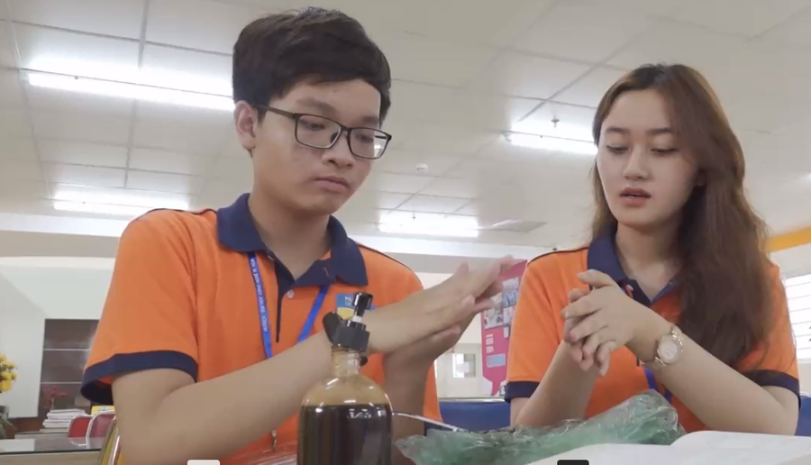 Nước rửa chén từ bã cà phê có tác dụng khử khuẩn, khử mùi, bảo vệ da.