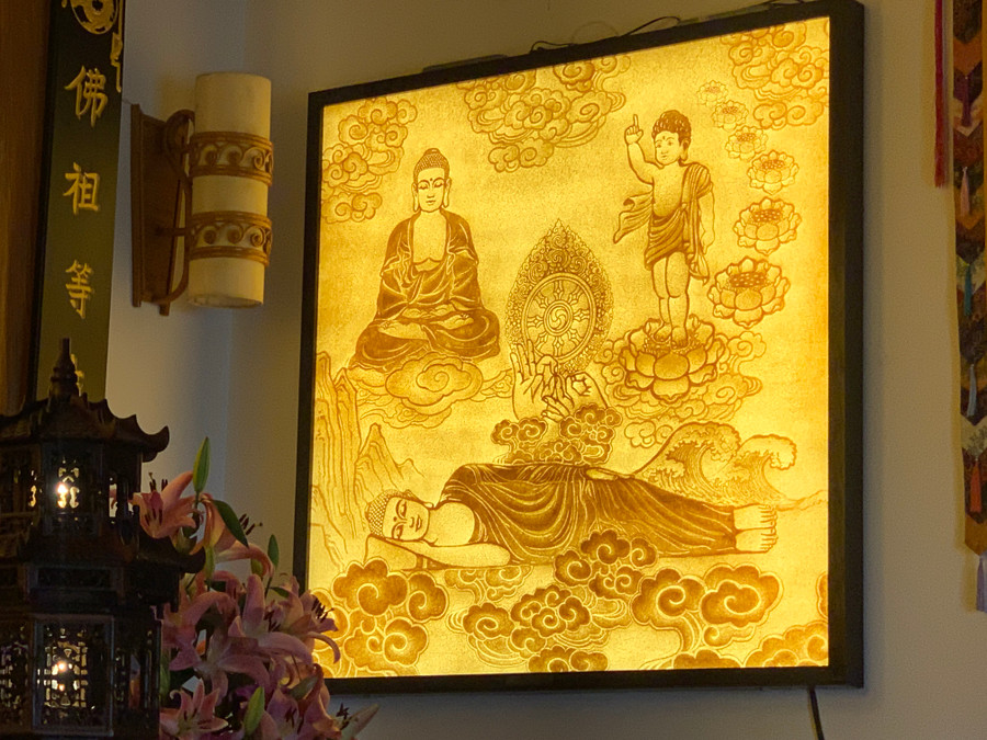 Tranh giấy dừa được xuyên sáng làm nổi bật thêm họa tiết.