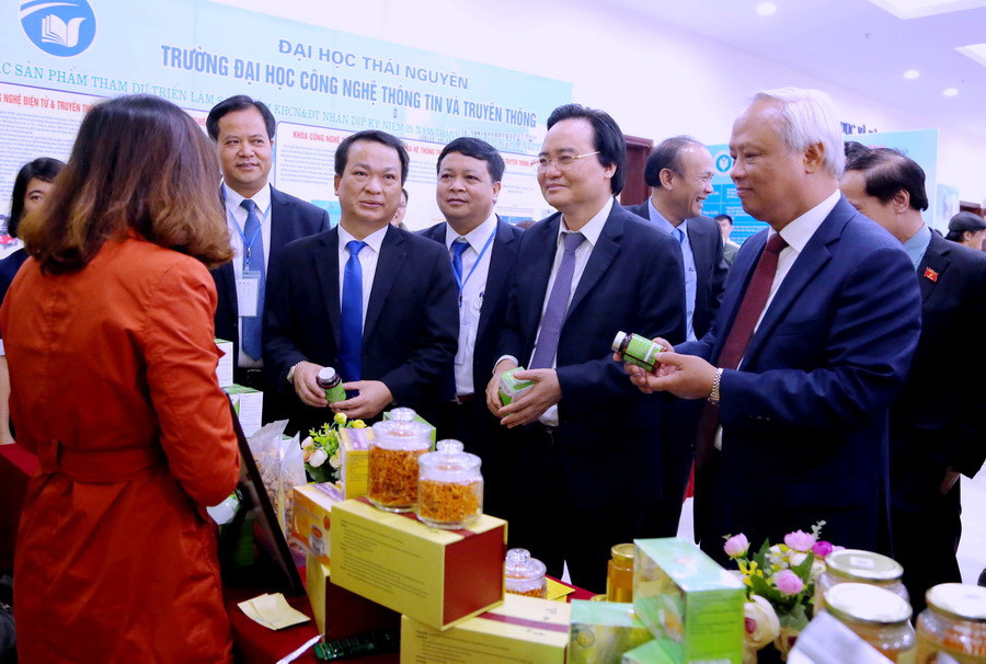 GS.TS Phạm Hồng Quang giới thiệu các sản phấm ứng dụng KHCN của các đơn vị thành viên ĐH Thái Nguyên được trưng bày bên lề buổi lễ. Ảnh: Việt Hà GS.TS Phạm Hồng Quang giới thiệu các sản phấm ứng dụng KHCN của các đơn vị thành viên ĐH Thái Nguyên được trưng bày bên lề buổi lễ. Ảnh: Việt Hà