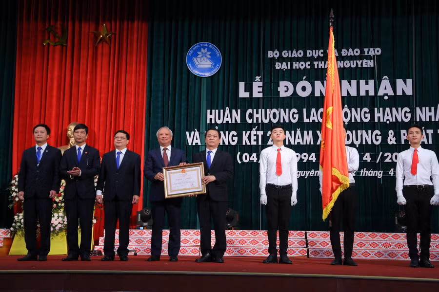 Phó Chủ tịch Quốc hội Uông Chu Lưu trao tặng Huân Chương Lao động hạng Nhất cho ĐH Thái Nguyên. Ảnh Việt Hà