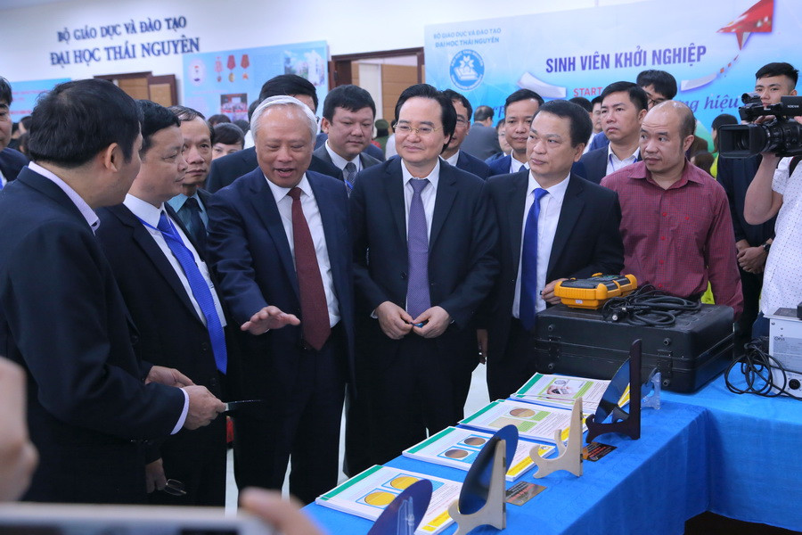 Đồng chí Uông Chu Lưu cùng Bộ trưởng Phùng Xuân Nhạ thăm các mô hình khởi nghiệp, sản phẩm NCKH của sinh viên ĐH Thái Nguyên. Ảnh: Việt Hà Đồng chí Uông Chu Lưu cùng Bộ trưởng Phùng Xuân Nhạ thăm các mô hình khởi nghiệp, sản phẩm NCKH của sinh viên ĐH Thái Nguyên. Ảnh: Việt Hà