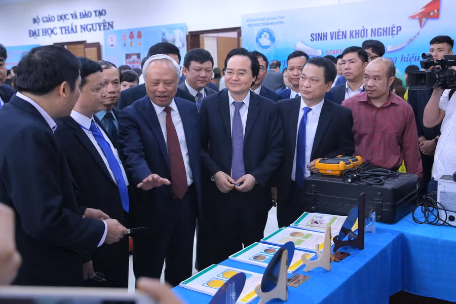 Đồng chí Uông Chu Lưu cùng Bộ trưởng Phùng Xuân Nhạ thăm các mô hình khởi nghiệp, sản phẩm NCKH của sinh viên ĐH Thái Nguyên. Ảnh: Việt Hà Đồng chí Uông Chu Lưu cùng Bộ trưởng Phùng Xuân Nhạ thăm các mô hình khởi nghiệp, sản phẩm NCKH của sinh viên ĐH Thái Nguyên. Ảnh: Việt Hà