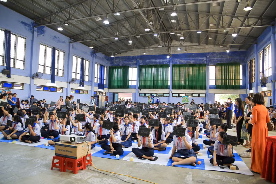 Cuộc thi Rung chuông vàng với hàng loạt kiến thức, câu hỏi liên quan đến thân thế và sự nghiệp của Chủ tịch Hồ Chí Minh thu hút 100 học sinh tham gia. (Ảnh: Hoàng Hải)