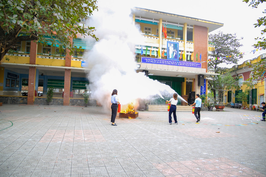 Khi đám cháy xảy ra, cán bộ, nhân viên nhà trường nỗ lực dập lửa bằng bình chữa cháy. Khi đám cháy xảy ra, cán bộ, nhân viên nhà trường nỗ lực dập lửa bằng bình chữa cháy.