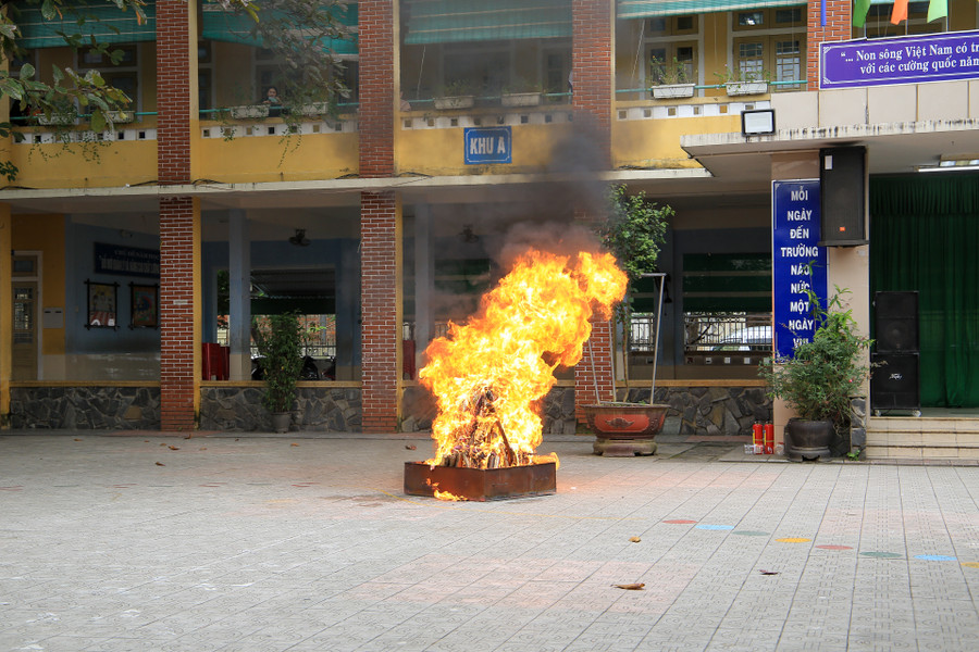 Tình huống giả định đám cháy xuất phát từ phòng hiệu bộ của trường học. Tình huống giả định đám cháy xuất phát từ phòng hiệu bộ của trường học.
