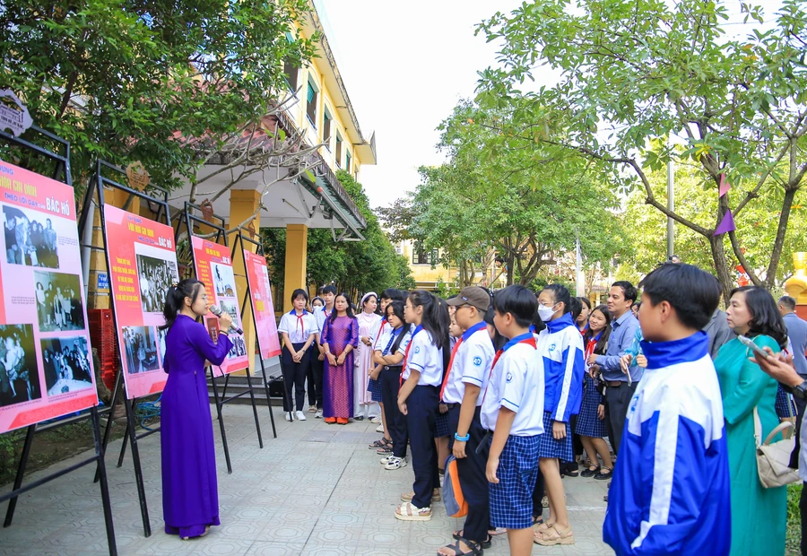 Ý nghĩa hoạt động học sinh tìm hiểu thân thế, sự nghiệp của Chủ tịch Hồ Chí Minh. (Ảnh: Hoàng Hải)