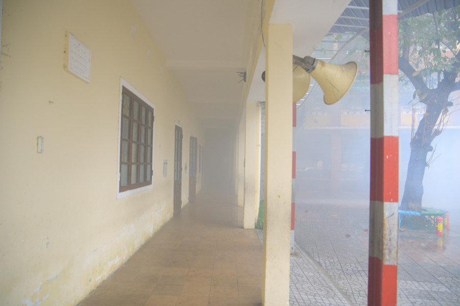 Khói mù mịt do đám cháy bùng phát nhanh và lan rộng dữ dội. Khói mù mịt do đám cháy bùng phát nhanh và lan rộng dữ dội.